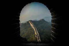 Die Chinesische Mauer durch den Fenstergang gesehen